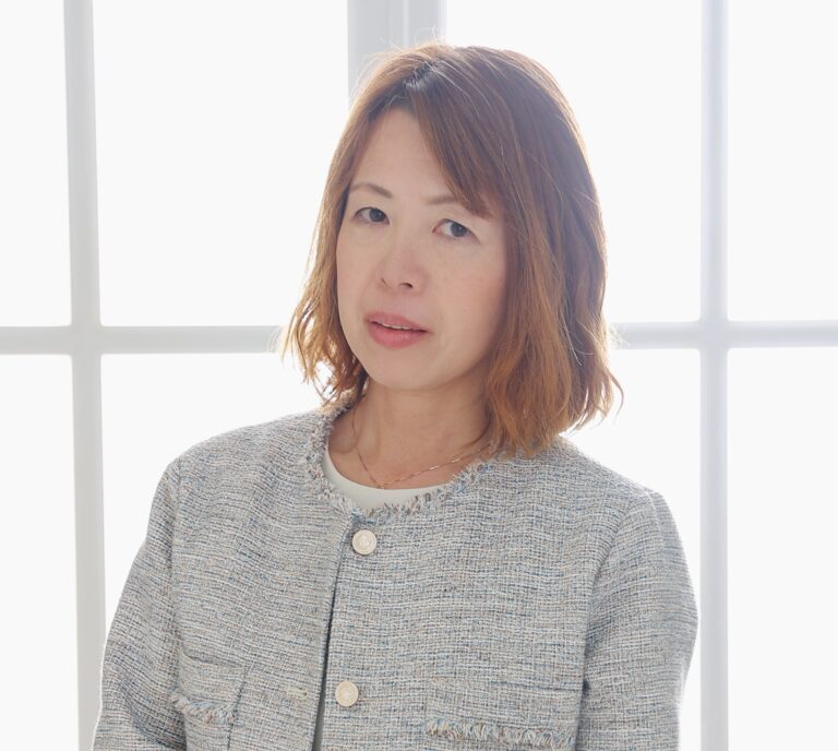 「理解されない痛み」を知る行政書士 鮫島多美子